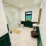 Acrewood House منزل للإقامة *