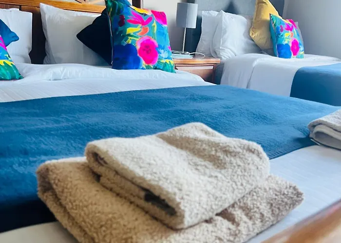 Проживание в семье Acrewood House