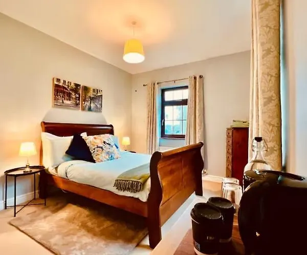 Acrewood House Проживание в семье Tara